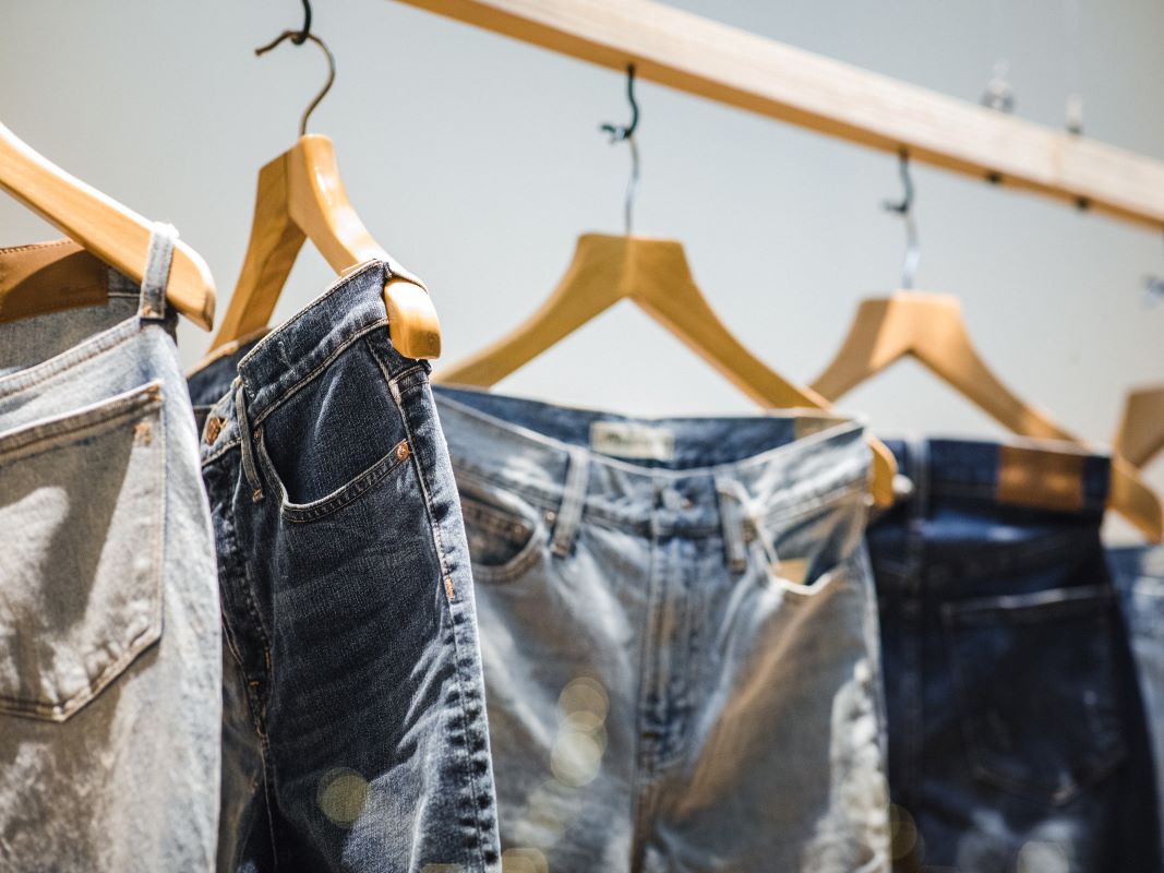 calças à boca de sino