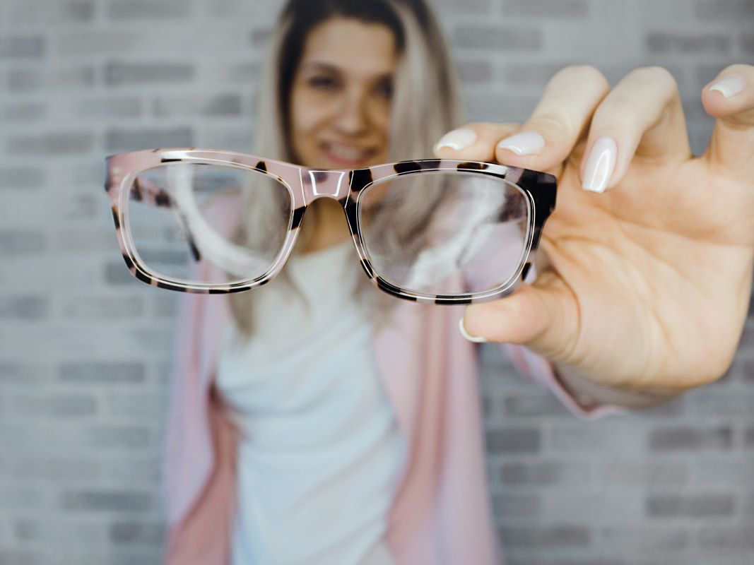 Óculos embaciados: 4 dicas para evitar que aconteça