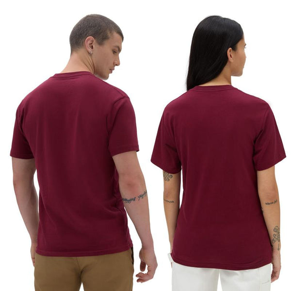 T-shirt com logótipo no peito, do lado esquerdo Vans